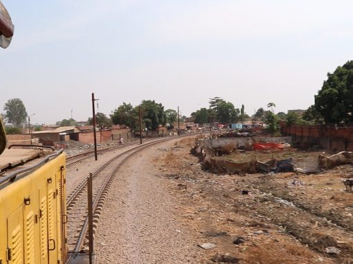 [:fr]‘’ATTENTION PASSAGE A NIVEAU, priorité absolue aux trains!’’[:]