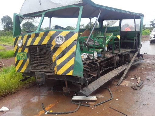 [:fr]Tamponnement du tracteur 157 par un camion citerne au passage à niveau près de sakania, Fabien Mutomb diligente une enquête[:]