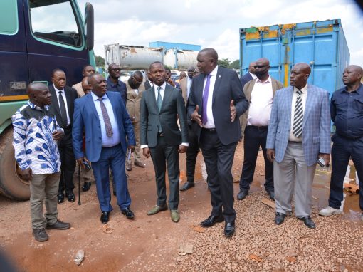 [:fr]Acheminement du matériel pour le Barrage de Katende, visite d&rsquo;une délégation de la Présidence à la SNCC.SA[:]