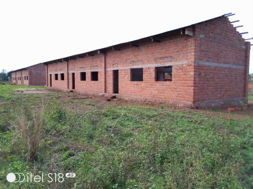 [:fr]SNCC.SA, Enseignement :Fabien Mutomb offre de nouveaux bâtiments scolaires à luputa à 43 km de mwene ditu[:]